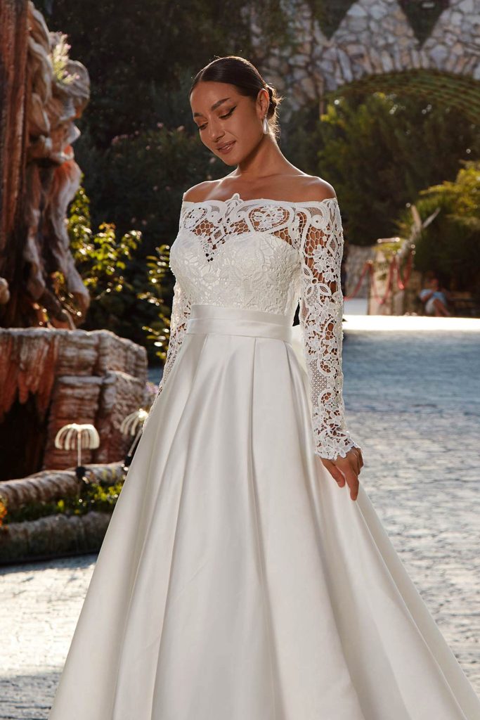 Rochie de mireasa din tafta cu broderie eleganta
